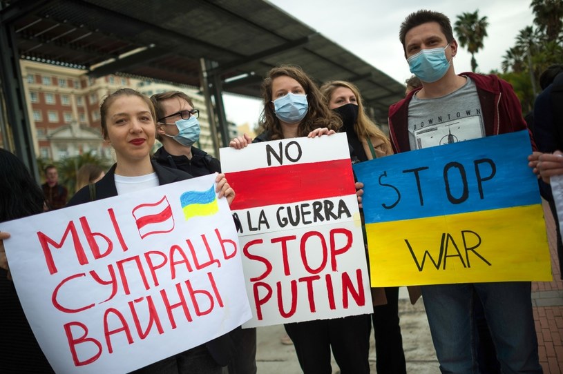 Costa del Sol zamieszkuje także wielu Ukraińców. Na zdjęciu: protest antywojenny w Maladze /Jesus Merida/SOPA Images/LightRocket /Getty Images