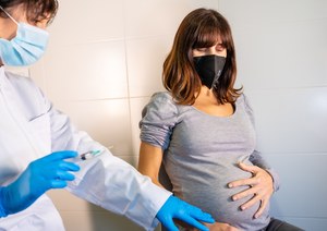 COVID-19 zagrożeniem dla ciężarnych. Nowe badania