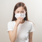 koronawirus Covid-19 znów w natarciu. "Wirus zawsze będzie o krok przed nami"