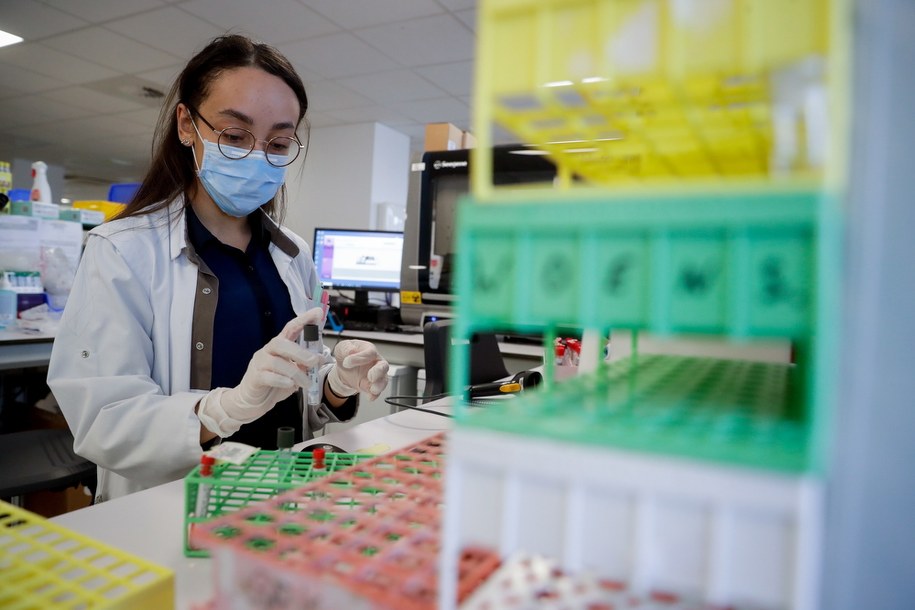 Covid pod okiem naukowców w laboratorium w Belgii /STEPHANIE LECOCQ  /PAP/EPA
