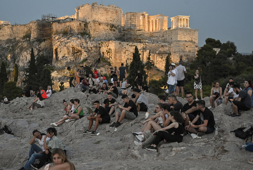 Covidowe obostrzenia w Grecji to między innymi nakaz zasłaniania ust w transporcie publicznym /LOUISA GOULIAMAKI /AFP