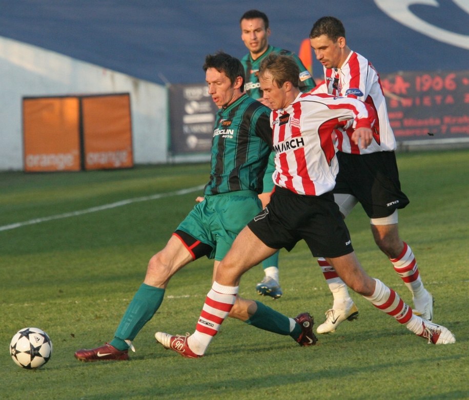 Cracovia - Dyskobolia Grodzisk Wielkopolski (2006). Przy piłce Dariusz Gęsior / 	Jacek Bednarczyk    /PAP