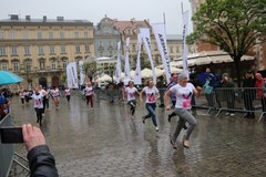 Cracovia Maraton. Biegacze ścigali się w szpilkach