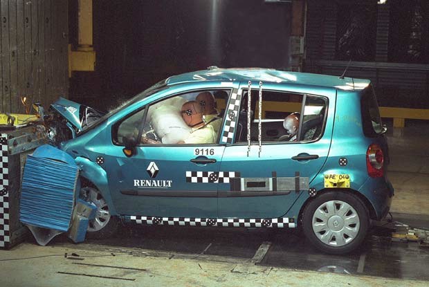 Crash test wykonany przez Renaulta / kliknij /INTERIA.PL