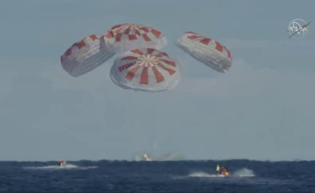 Crew Dragon wrócił na Ziemię