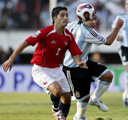 Cristian Alvarez ( w czerwonej koszulce) doznał poważniej kontuzji /AFP
