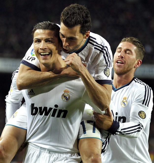 Cristiano Ronaldo, Alvaro Arbeloa i Sergio Ramos cieszą się z drugiej bramki przeciwko Barcelonie /ANDREU DALMAU /PAP/EPA