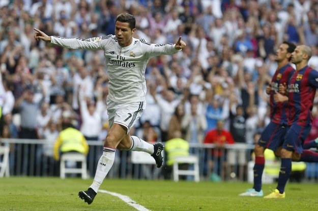 Cristiano Ronaldo fetuje zdobycie gola w sobotnim Gran Derbi /JUAN CARLOS HIDALGO    /PAP/EPA