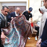Cristiano Ronaldo gorąco powitany w Iranie. Dostał perski dywan