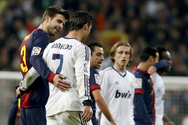 Cristiano Ronaldo i Gerard Pique po zakończonym meczu Real Madryt-FC Barcelona /JUAN CARLOS HIDALGO    /PAP/EPA