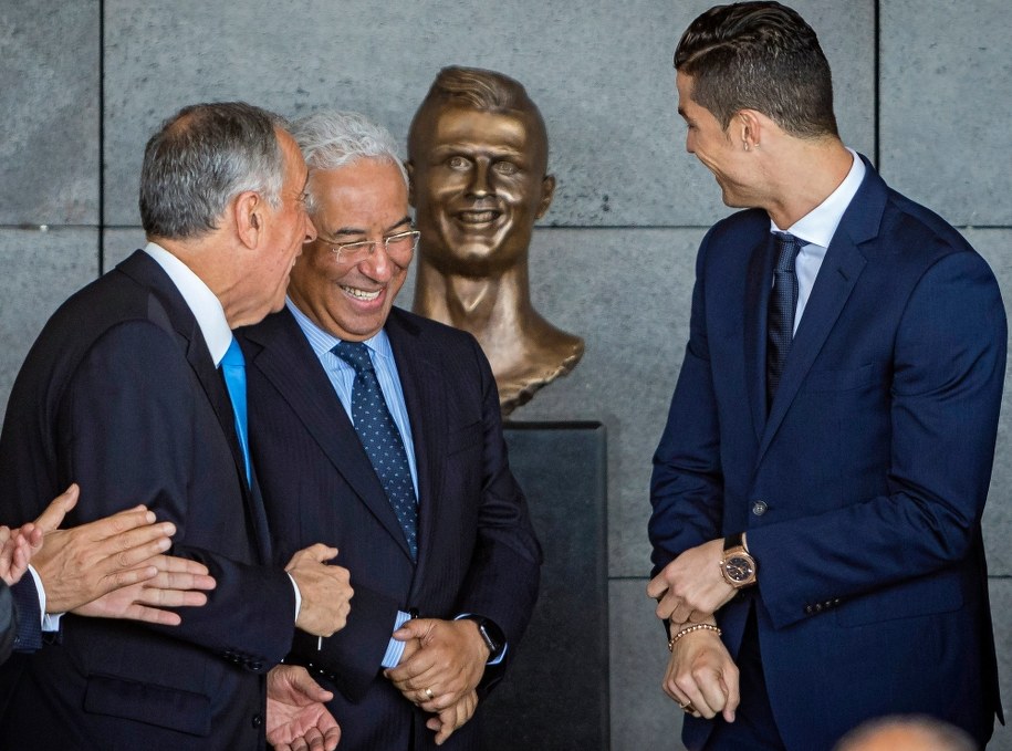 Cristiano Ronaldo i jego popiersie /PAP/EPA/GREGORIO CUNHA /PAP/EPA