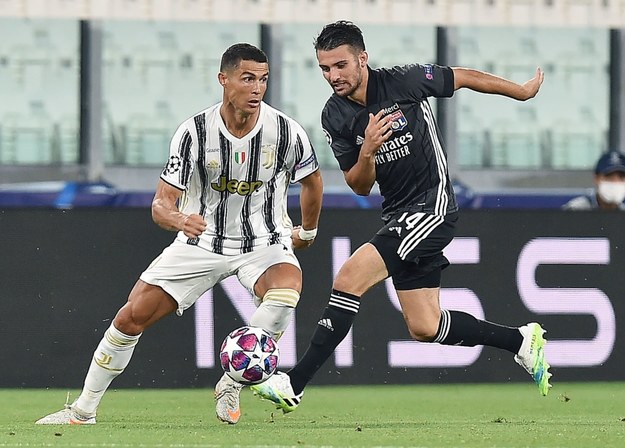 Cristiano Ronaldo i Leo Dubois w pojedynku Juventusu Turyn i Olympique Lyon w 1/8 finału Ligi Mistrzów /ALESSANDRO DI MARCO  /PAP/EPA