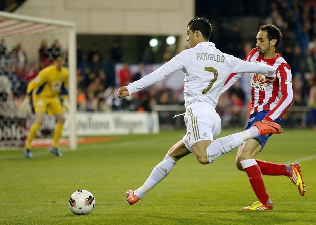 Cristiano Ronaldo (L), Real Madryt i Tiago Mendes (P), Atletico Madryt /AFP