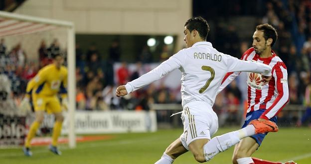 Cristiano Ronaldo (L), Real Madryt i Tiago Mendes (P), Atletico Madryt /AFP