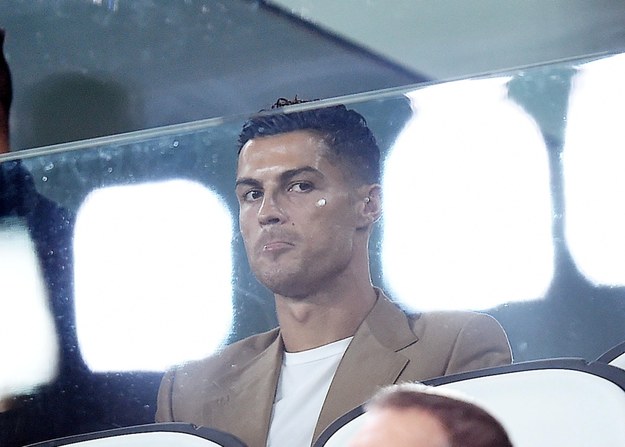 Cristiano Ronaldo na trybunach stadionu w Turynie podczas ubiegłotygodniowego meczu Juventusu z BSC Young Boys Bern w Lidze Mistrzów /ALESSANDRO DI MARCO  /PAP/EPA