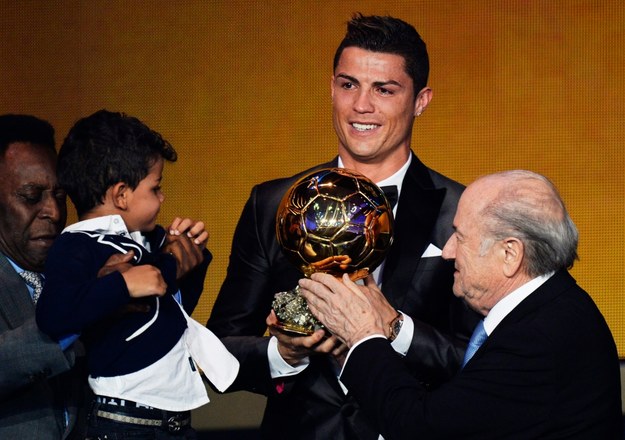 Cristiano Ronaldo odbiera Złotą Piłkę z rąk prezydenta FIFA Seppa Blattera. Na scenie pojawił się również syn piłkarza /STEFFEN SCHMIDT /PAP/EPA