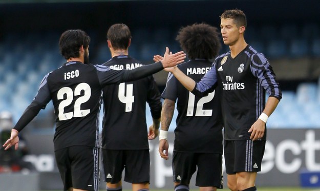 Cristiano Ronaldo (po prawej) fetuje z kolegami z drużyny gola w meczu Realu z Celtą Vigo /LAVANDEIRA JR /PAP/EPA
