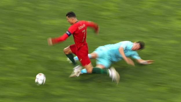 Cristiano Ronaldo podczas meczu z Holandią /Tim Goode    /PAP/EPA