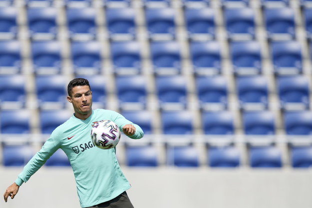 Cristiano Ronaldo podczas sesji treningowej /HUGO DELGADO /PAP/EPA