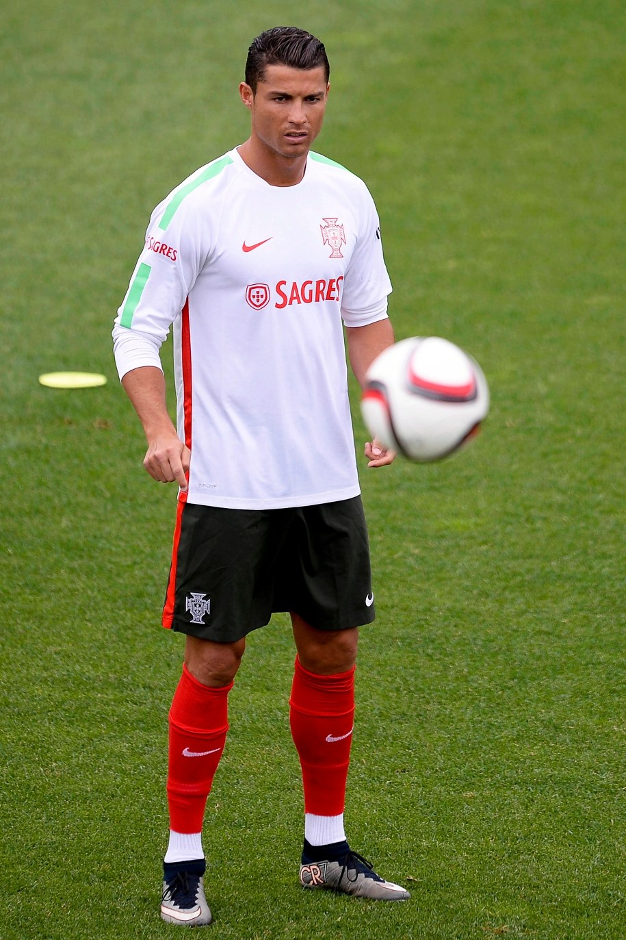 Cristiano Ronaldo podczas treningu reprezentacji Portugalii przed meczem eliminacji Euro 2016 z Armenią /HUGO DELGADO /PAP/EPA