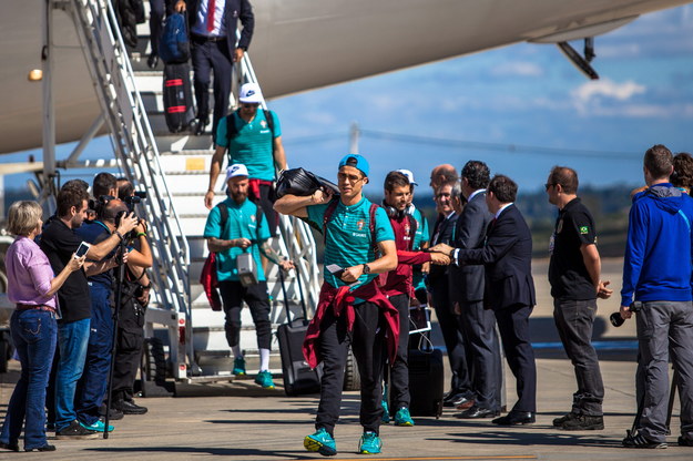 Cristiano Ronaldo razem z kolegami z drużyny w drodze na Mundial 2014 /Marcos Mendez /PAP/EPA