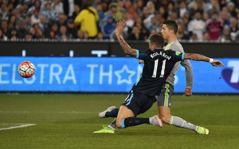 Cristiano Ronaldo strzela gola w meczu z Manchesterem City /AFP