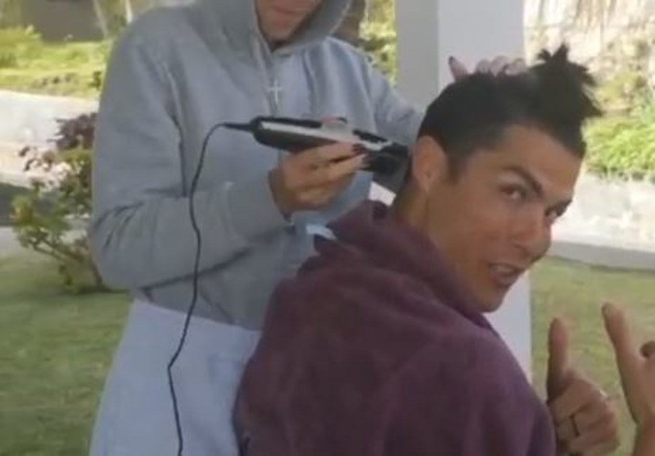 Cristiano Ronaldo w czasie pandemii musi sam radzić sobie… z fryzurą