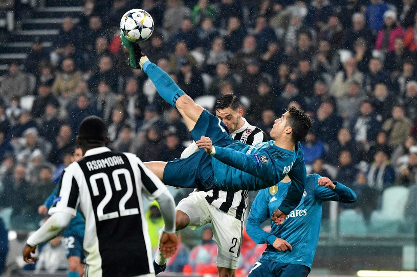 Cristiano Ronaldo w efektownej przewrotce /AFP