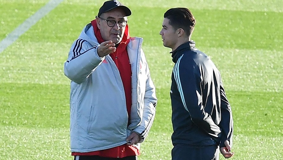 Cristiano Ronaldo w rozmowie z trenerem Juventusu Maurizio Sarrim /ALESSANDRO DI MARCO  /PAP/EPA