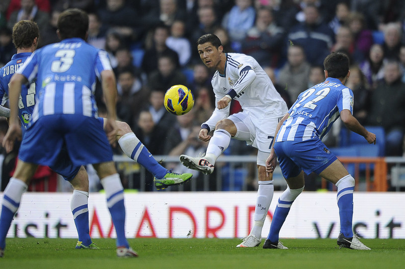 Cristiano Ronaldo (w środku) strzelił dwa gole w meczu z Realem Sociedad /AFP