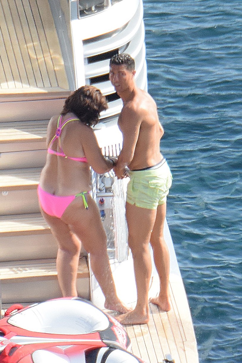 Cristiano Ronaldo z mamą na wakacjach /G3 Online  /East News