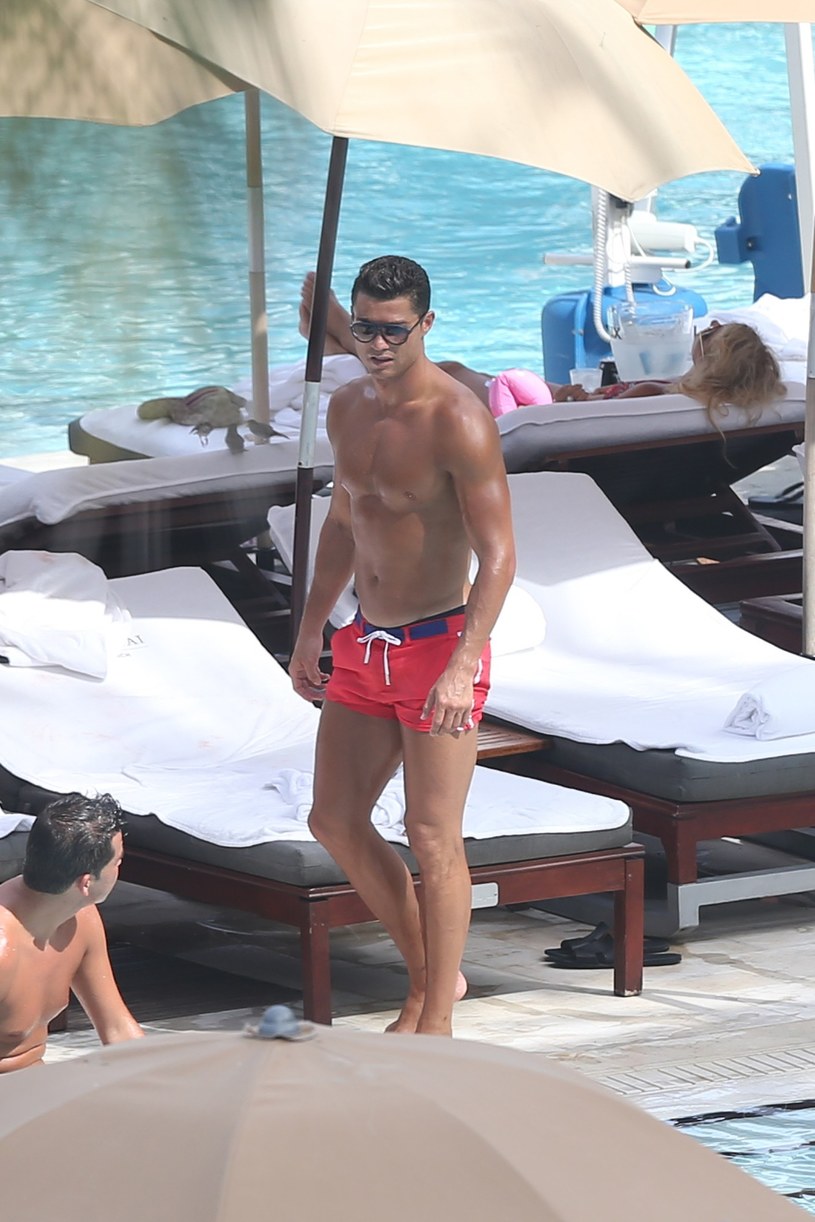Cristiano Ronaldo z przyjacielem /Splash News /East News