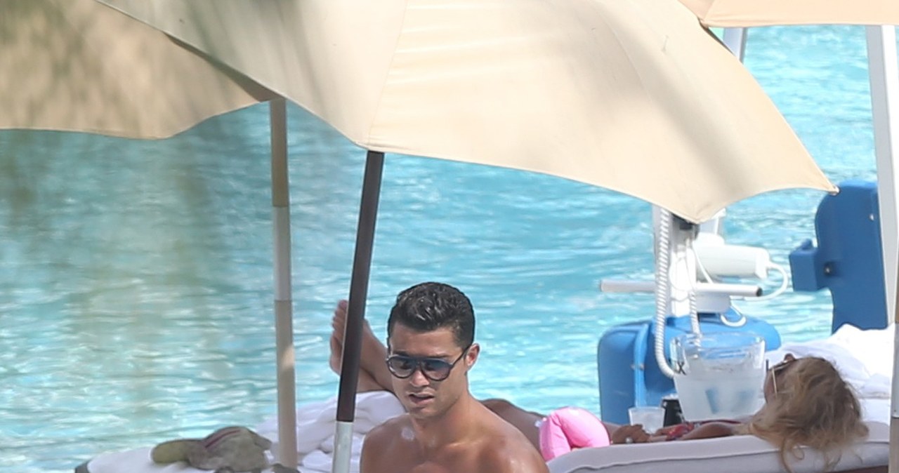 Cristiano Ronaldo z przyjacielem /Splash News /East News