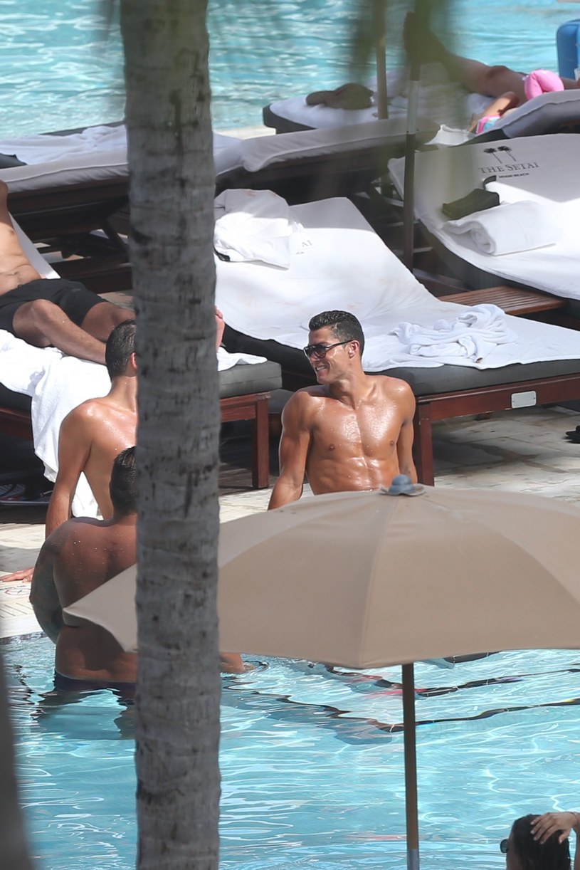 Cristiano Ronaldo z przyjacielem /Splash News /East News