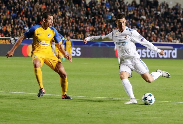 Cristiano Ronaldo z Realu Madryt i Jesus Rueda z APOEL-u Nikozja /KATIA CHRISTODOULOU  /PAP/EPA