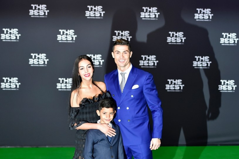 Cristiano Ronaldo z synem i Georginą Rodriguez na gali FIFA Football Awards /AFP