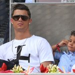 Cristiano Ronaldo z synkiem na trybunach. Podobny do taty?