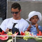 Cristiano Ronaldo z synkiem na trybunach. Podobny do taty?