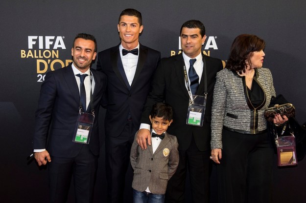 Cristiano Ronaldo ze swoją rodziną na gali Złotej Piłki /ENNIO LEANZA /PAP/KEYSTONE