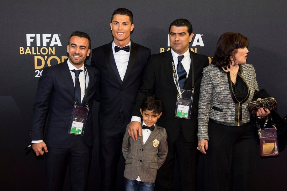 Cristiano Ronaldo ze swoją rodziną na gali Złotej Piłki /ENNIO LEANZA /PAP/KEYSTONE