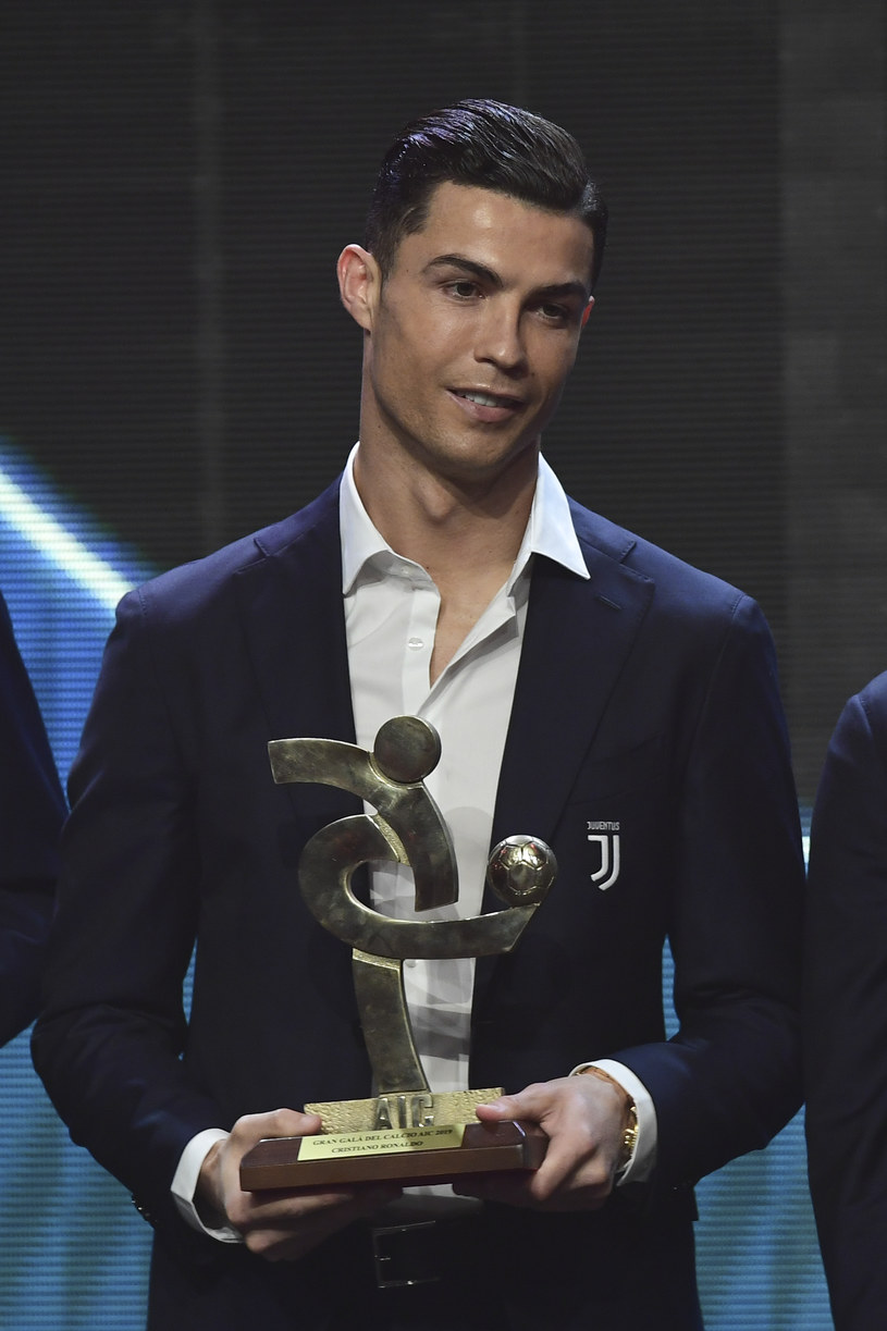 Cristiano Ronaldo zgarnął nargodę dla najlepszego piłkarza Serie A /MIGUEL MEDINA /AFP