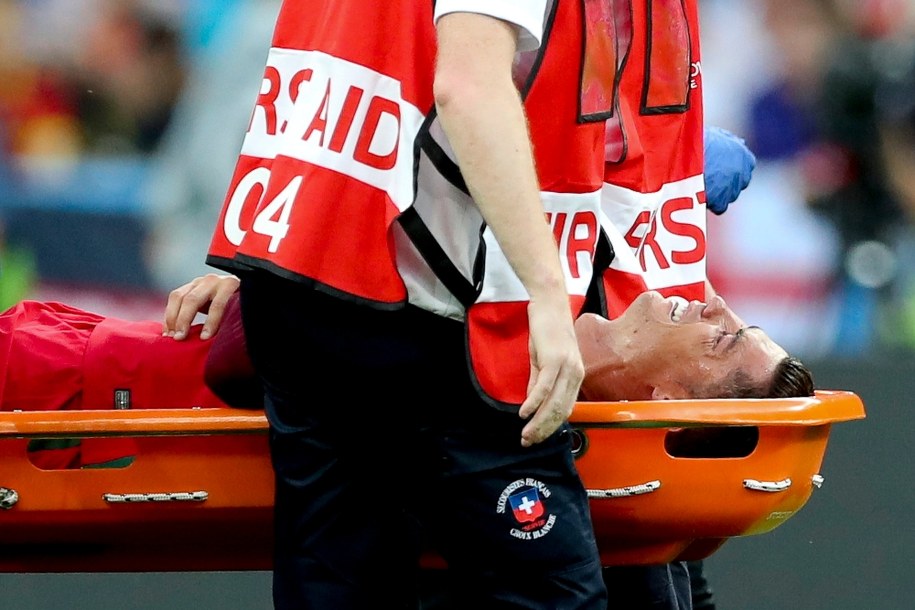 Cristiano Ronaldo znoszony z murawy podczas finału Euro 2016, w którym Portugalczycy pokonali Francuzów /MIGUEL A. LOPES /PAP/EPA