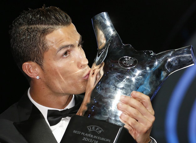 Cristiano Ronaldo zwyciężył w czwartej edycji plebiscytu Europejskiej Unii Piłkarskiej /SEBASTIEN NOGIER  /PAP/EPA