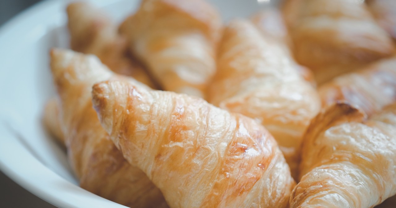 Croissanty to pieczywo francuskie w kształcie rogalika /dontree /123RF/PICSEL