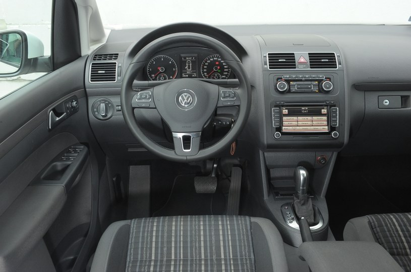 Cross Touran to typowy przedstawiciel Volkswagena. Nie ma tu zbyt wiele fantazji, ale ergonomia i łatwość obsługi stoi na najwyższym poziomie. /Motor