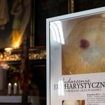 Cud eucharystyczny w Legnicy: Przebadano próbki hostii z Kościoła w Legnicy 