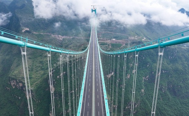 Cud inżynierii nad "pęknięciem Ziemi". Testowało go 96 ciężarówek 