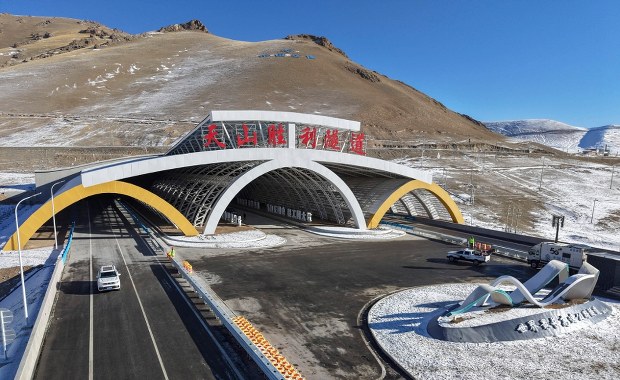 Cud inżynierii pod ziemią. Najdłuższy tunel autostradowy świata otwarty