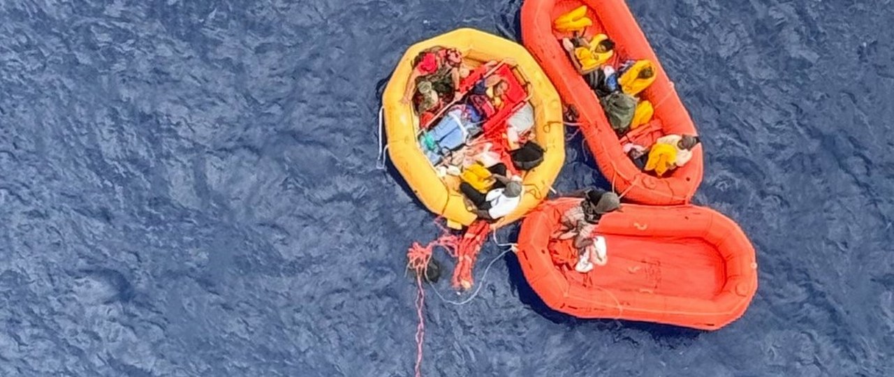 Cud na oceanie. Pięć godzin dryfowali na tratwie po katastrofie lotniczej 