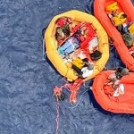 Cud na oceanie. Pięć godzin dryfowali na tratwie po katastrofie lotniczej 